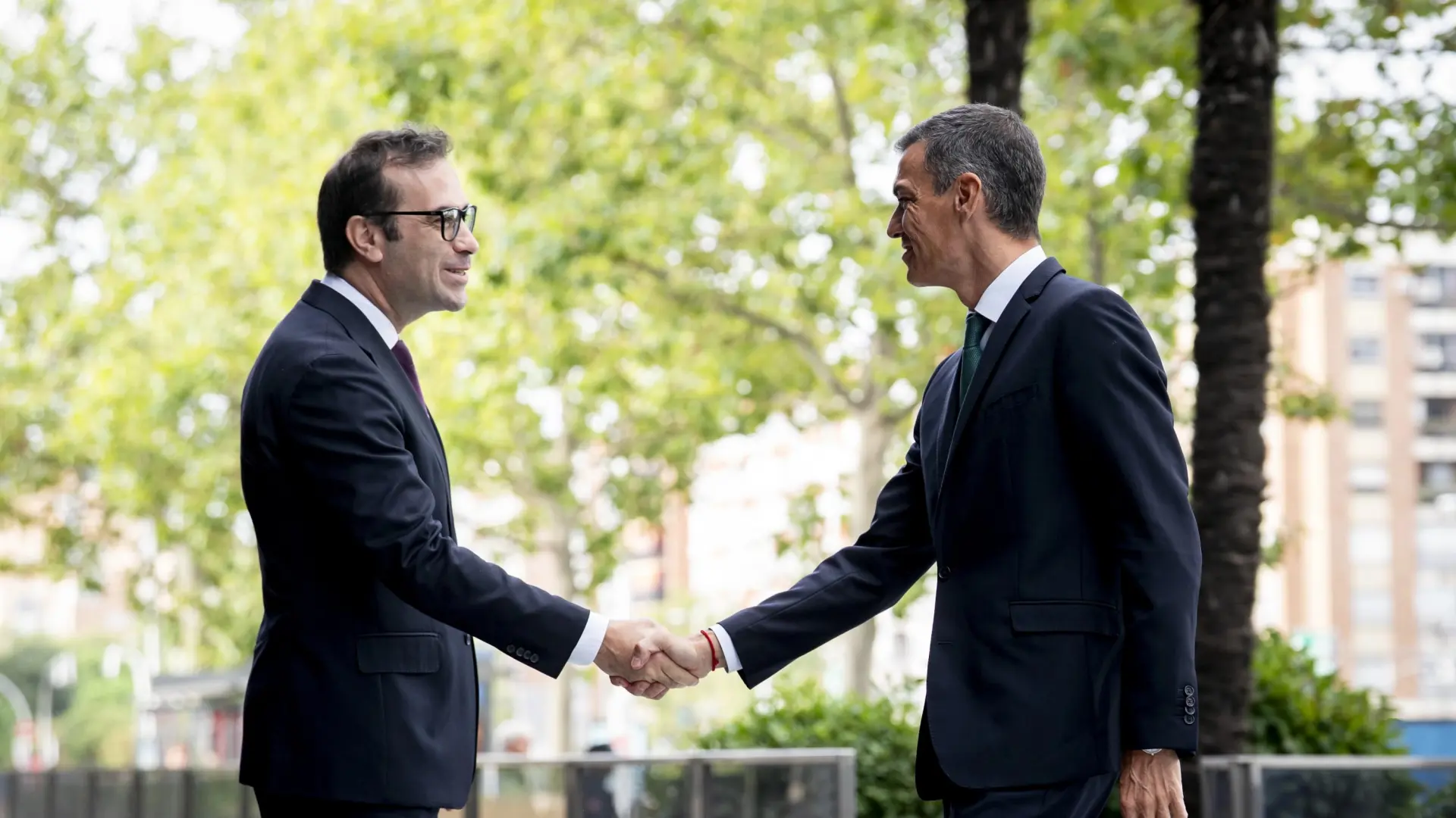 Fitch y Moody's Mejoran Calificación de Deuda de España a Nivel 'A' Pese a Advertencias Políticas y Fiscales
