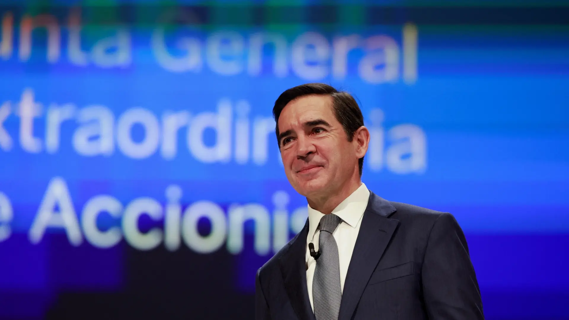 BBVA Anuncia Dividendo Récord de 0,32 Euros por Acción para Atraer a Accionistas de Banco Sabadell en OPA