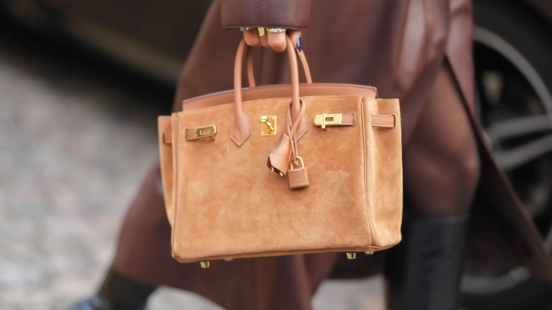 Las bolsas europeas tenían todo para subir pero se topan con otro 'fuego' en los bolsos de lujo francés