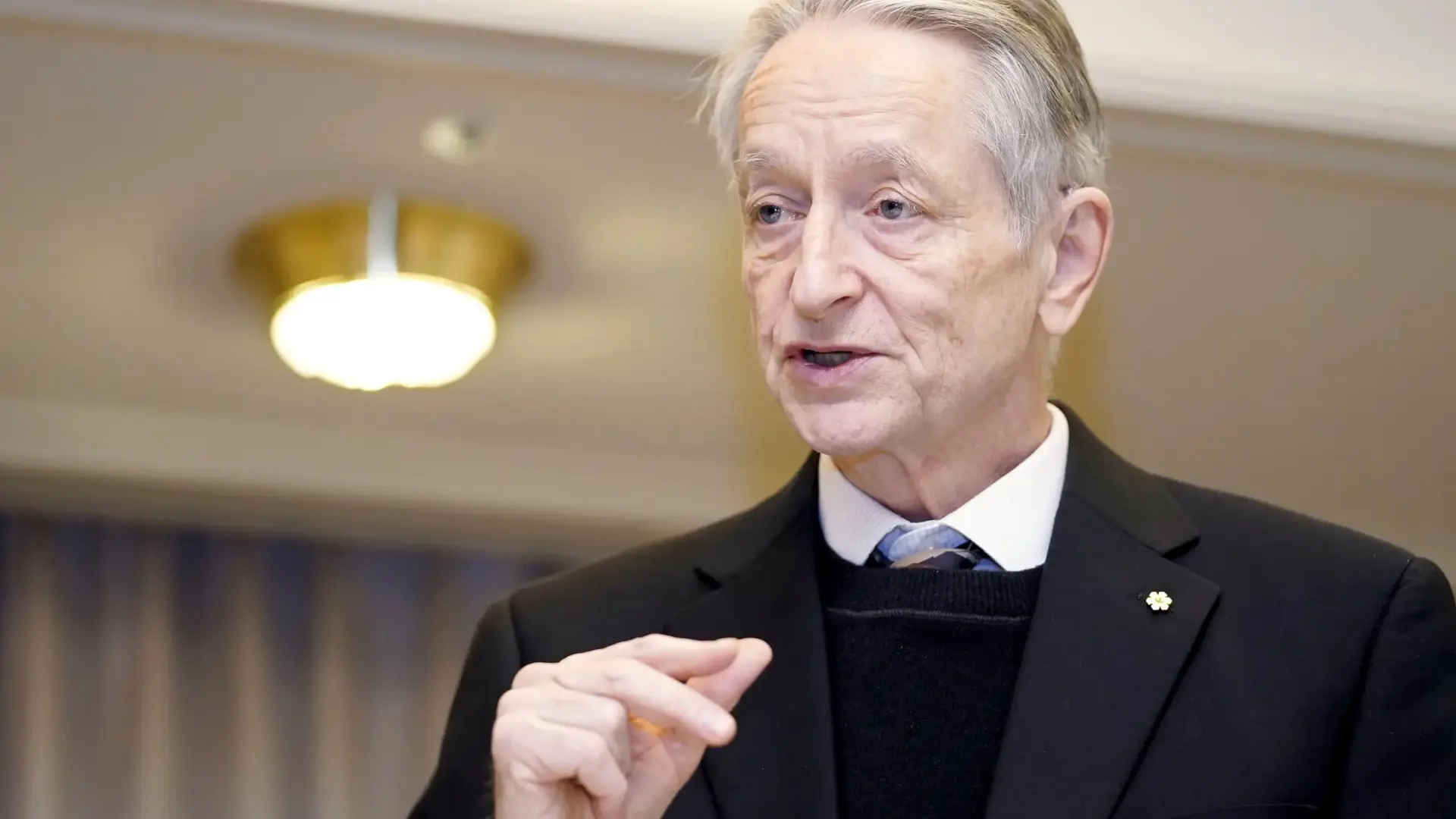 Geoffrey Hinton (77 años), Premio Nobel, alerta que la inteligencia artificial traerá desempleo "masivo", y restará dignidad a las personas