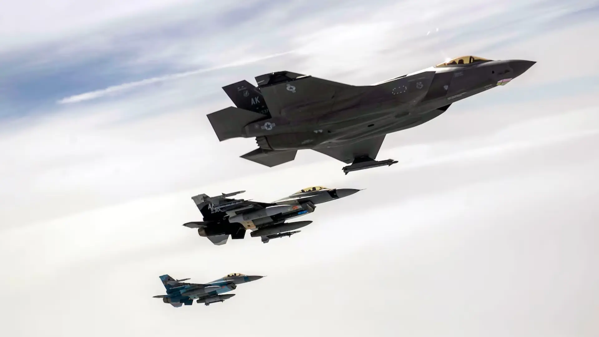 Cazas de última generación, bombarderos B-2 y drones kamikaze: así fue el ataque a Irán