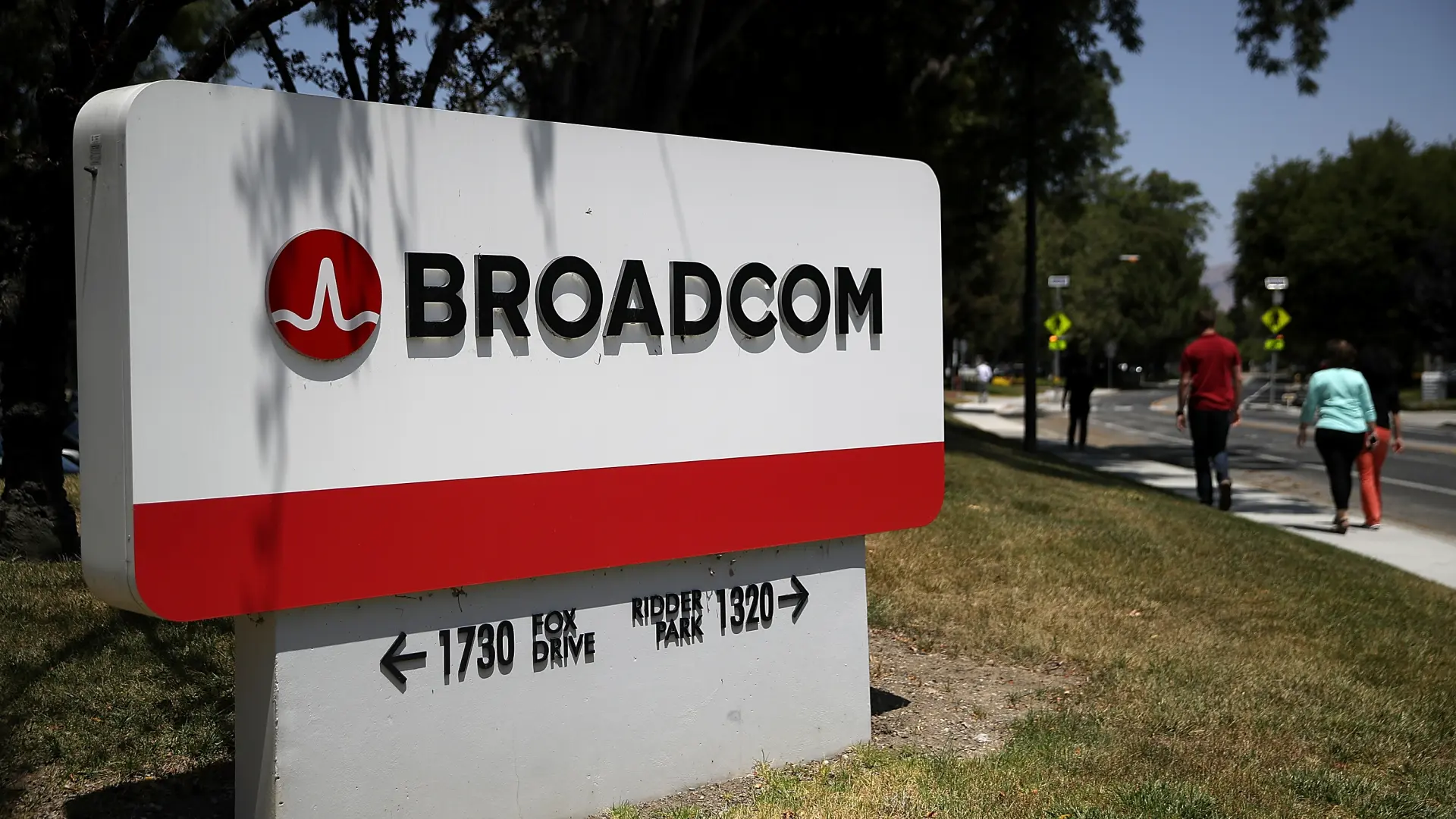 Broadcom prevé superar los 100.000 millones de dólares en ventas de chips de IA en 2027 y desafiar el dominio de Nvidia