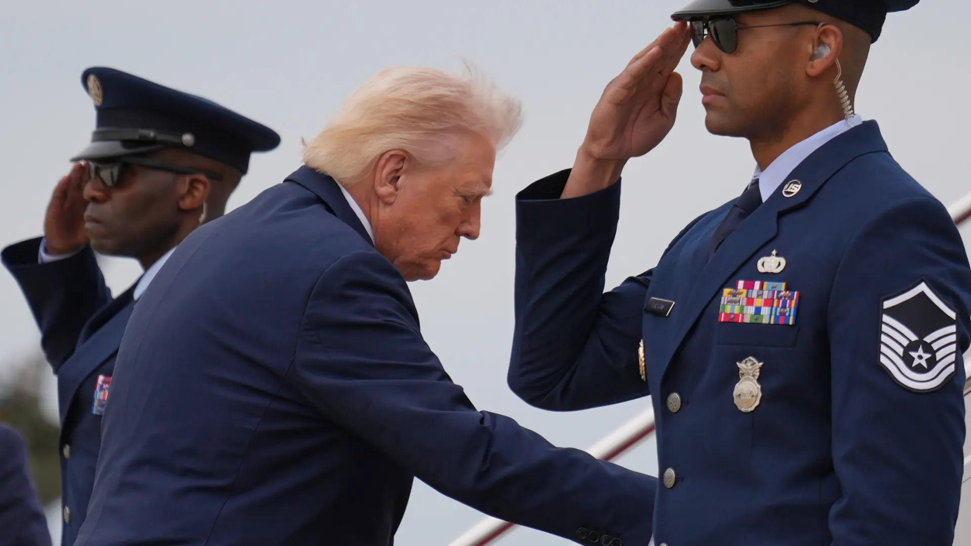 Del pánico a la euforia: Trump usa su altavoz de guerra para convertir a Wall Street en su títere... y mover billones de dólares