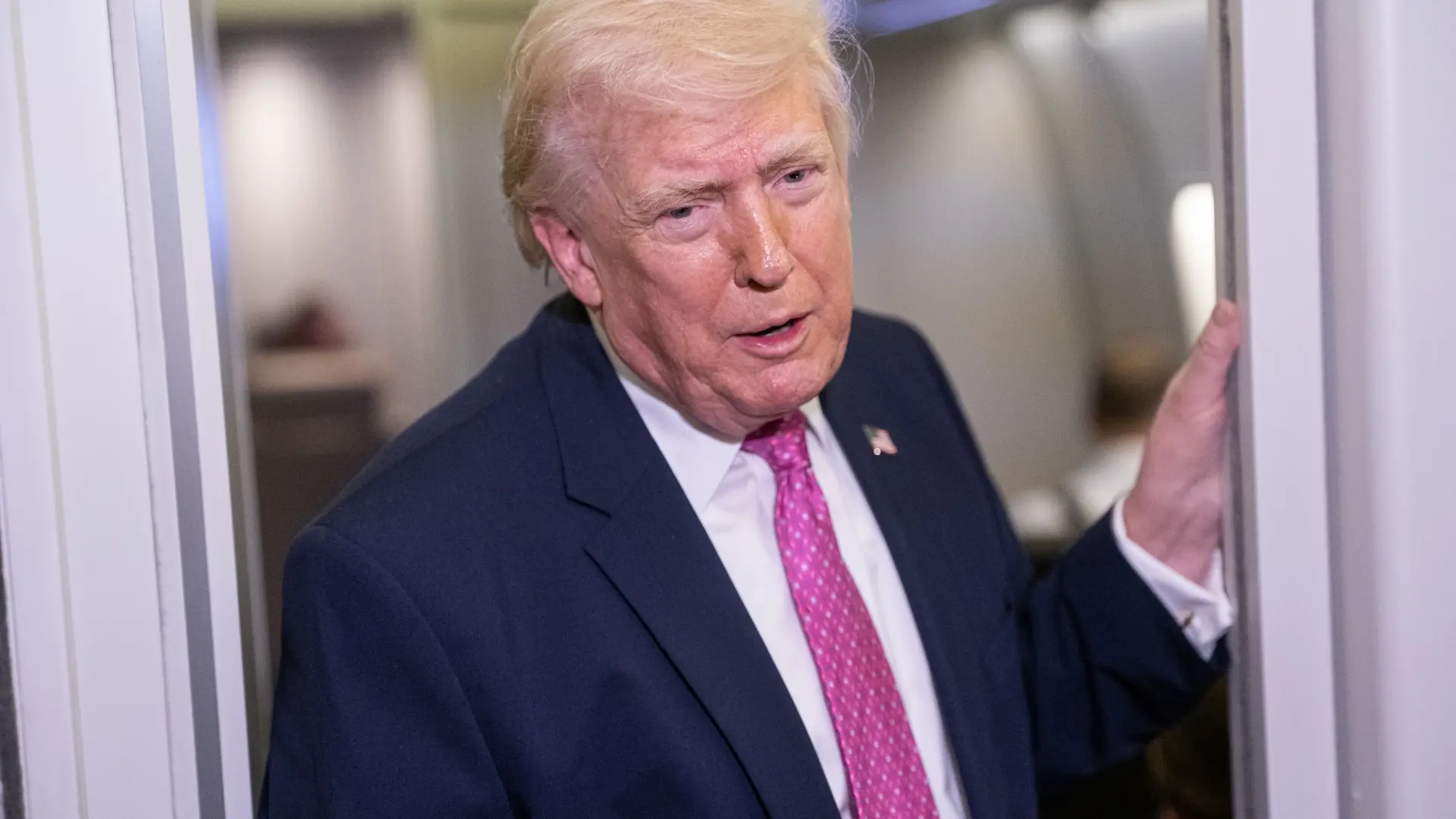 Trump lanza un dardo venenoso a Irán y amenaza con destruir sus infraestructuras energéticas