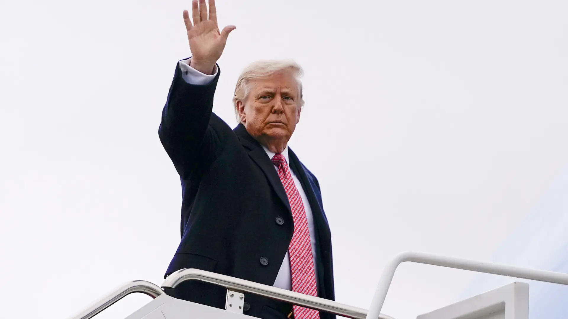 Trump amenaza con un ataque el martes contra centrales eléctricas y puentes en Irán