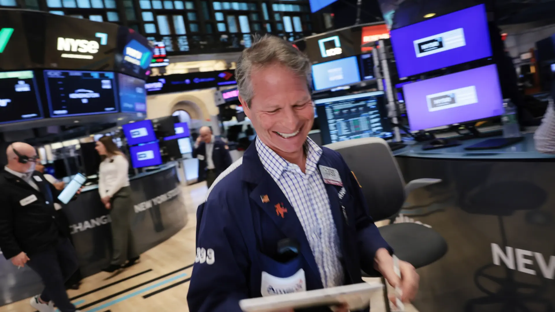 Wall Street celebra la reapertura de Ormuz, el Dow escala bruscamente y el petróleo se desploma