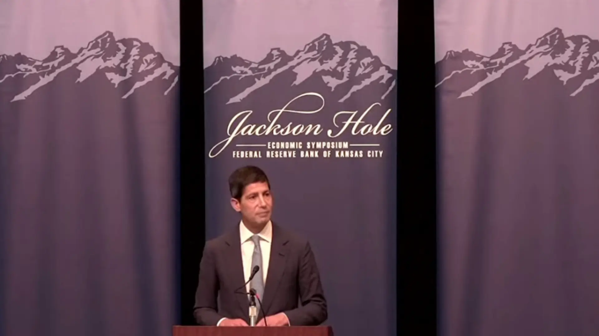 Kevin Warsh (Fed) coloca a la IA como "nuevo factor de producción" que cambia las reglas de la economía