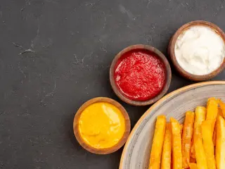 Patatas fritas con diferentes salsas