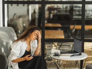 Autónomo enfermo pensando en las cuotas de la Seguridad Social