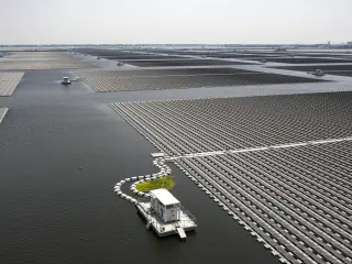 Parque solar flotante de Sungrow, construido en el terreno de una antigua mina de carbón en Huainan, China.