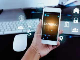 Móvil con la aplicación de un nuevo neobanco