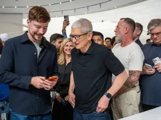 MrBeast enseña su iPhone a Tim Cook, CEO de Apple.