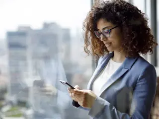 Mujer revisando su cuenta del neobanco