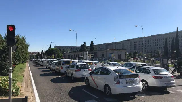 Taxis parados frente a Nuevos Ministerios.