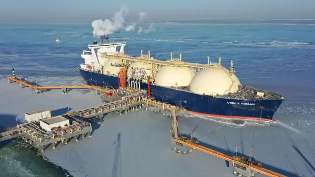Los barcos hacen cola en Cádiz para descargar gas natural licuado