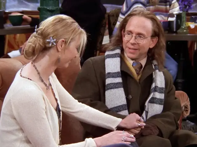 Lisa Kudrow como Phoebe Buffay y Bob Balaban como Frank Buffay.