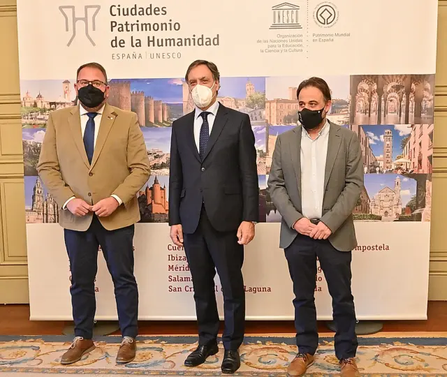 Carlos García Carbayo, alcalde de Salamanca, en el centro.