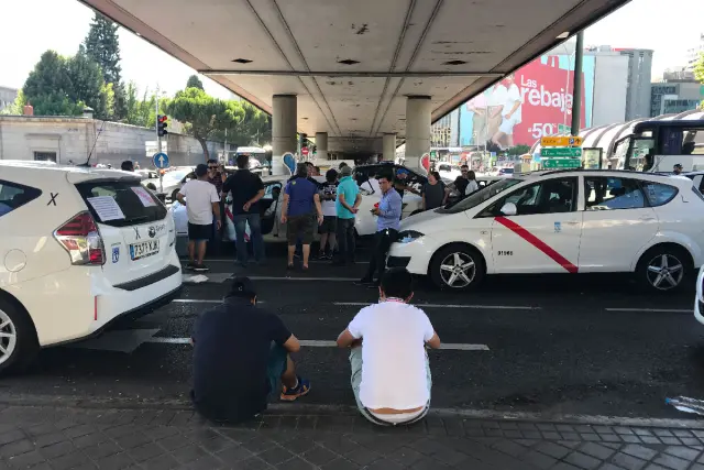 Los taxistas decidieron este martes volver a pasar la noche en la Castellana.