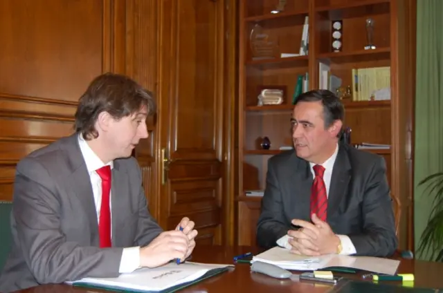Carlos Martínez Mínguez, a la izquierda, alcalde de Soria, junto con el presidente de la Diputación de Soria.