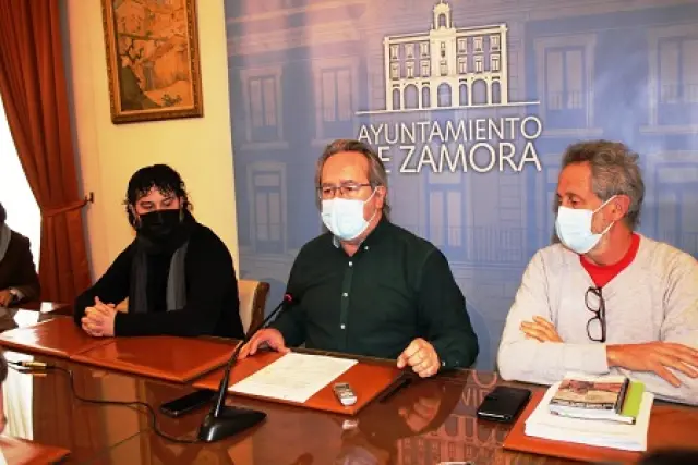 Francisco Guarido, alcalde de Zamora, en el centro.