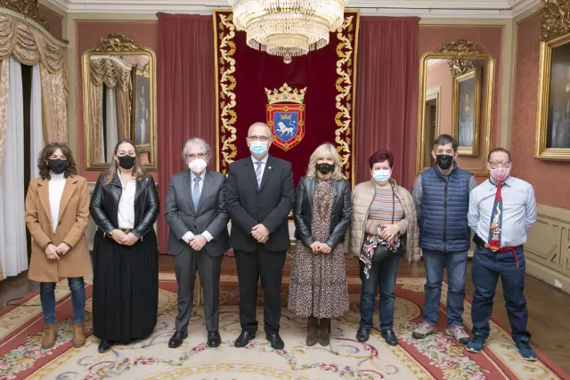 Enrique Maya, alcalde de Pamplona, en el centro.
